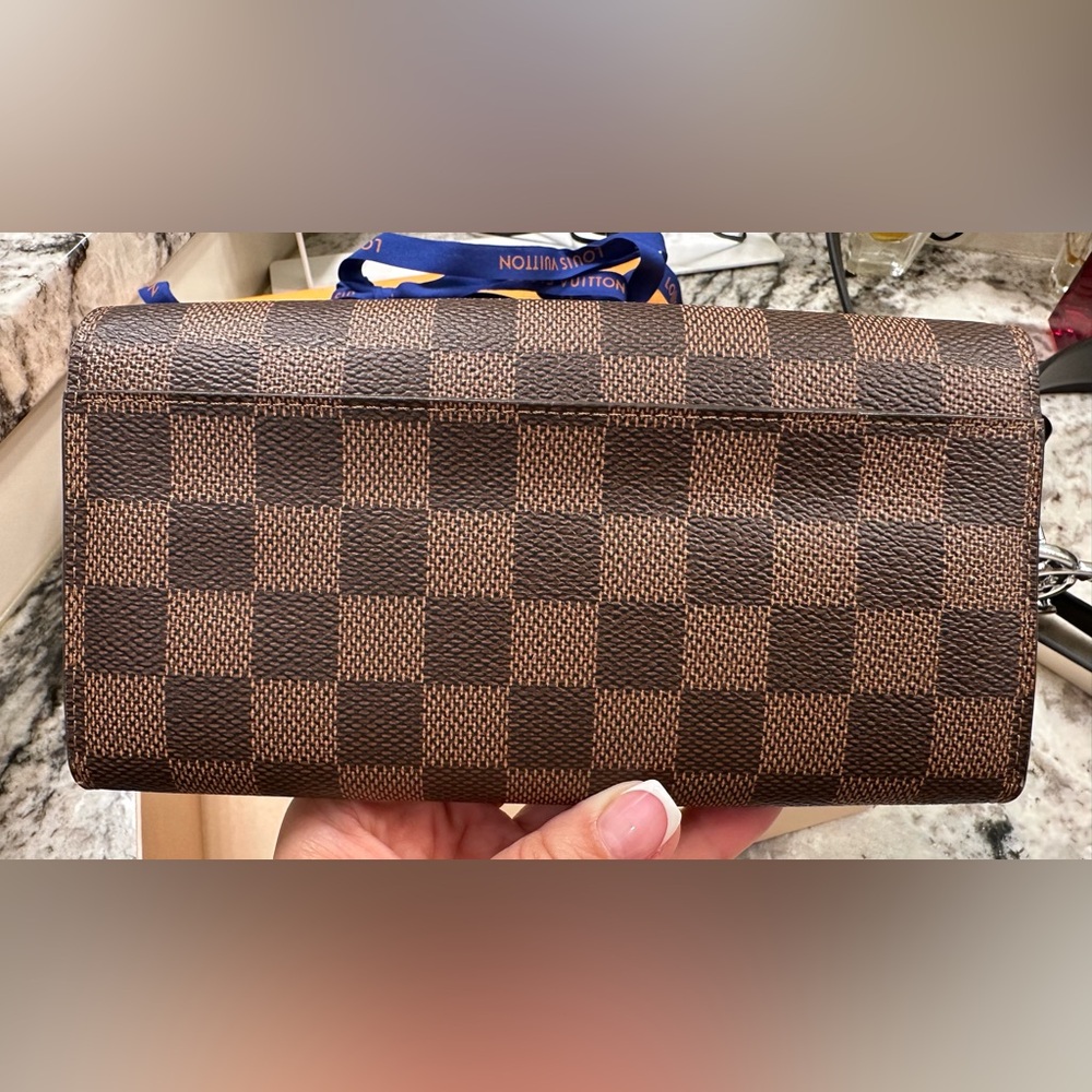 Louis Vuitton Brown Wallets in Iconic Damier Pattern - Picture 6 of 12